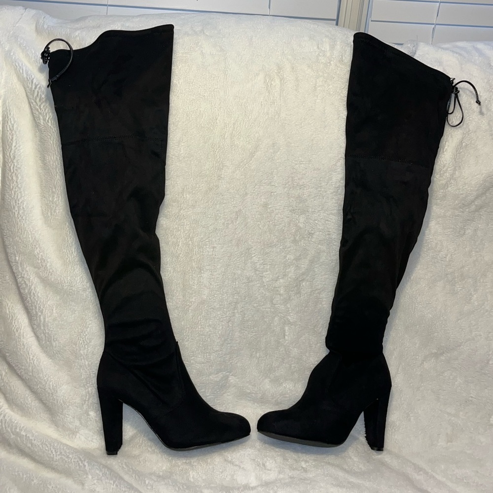 Women’s faux suede boots. Black, size 7.5.